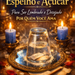 Encantaria do Espelho e Açúcar com copo invertido sobre espelho, açúcar ao redor, velas acesas e papel com nome escrito, simbolizando ritual espiritual para ser lembrado e desejado.
